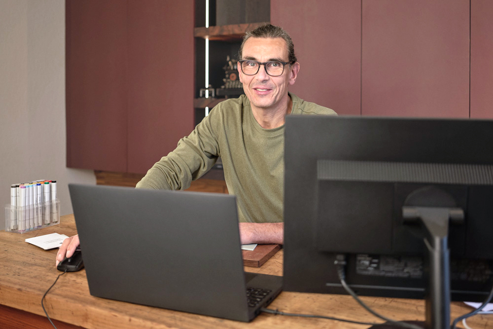 Stefan Räz in seinem Büro der Schreinerei in Bern