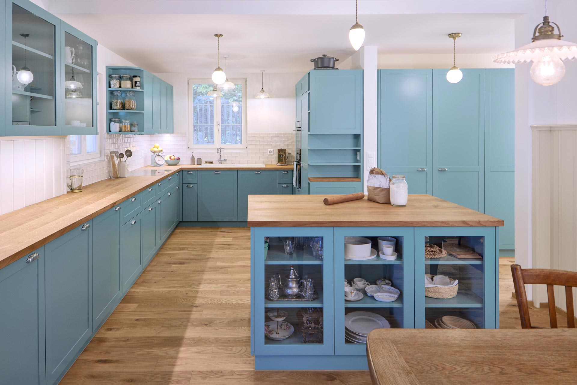 Küche, Landhausstil, MDF lackiert, Eiche furniert, Griffschalen, Küchenarmatur, Küchenabdeckung Eiche Massivholz, BIOFA, Totalumbau