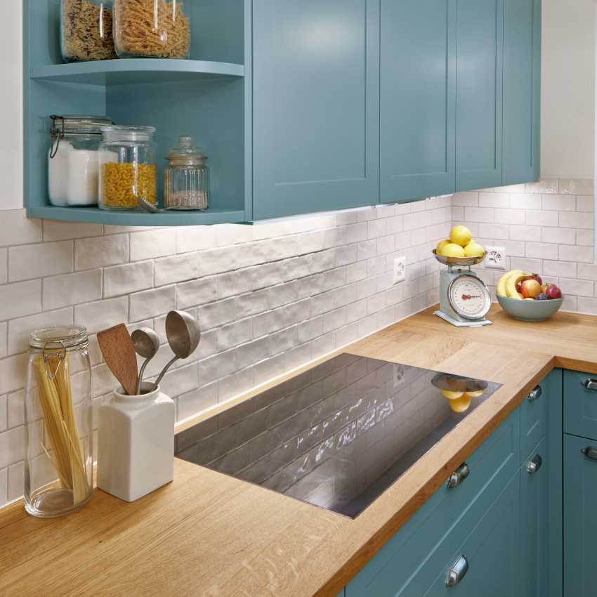 Küche, Landhausstil, MDF lackiert, Eiche furniert, Griffschalen, Küchenarmatur, Küchenabdeckung Eiche Massivholz, BIOFA, Totalumbau