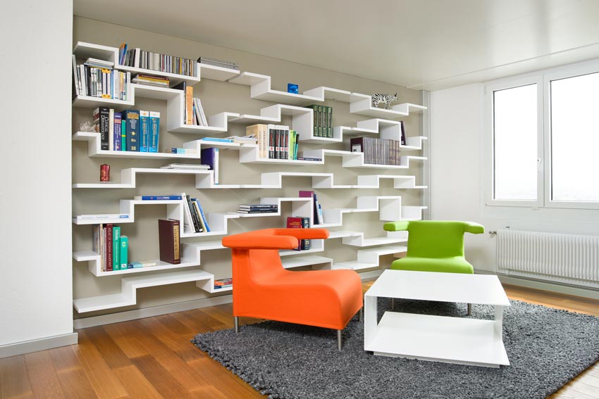 Gemeinschaftspraxis Bern, Bücherregal und Sitzgruppe mit Couchtisch