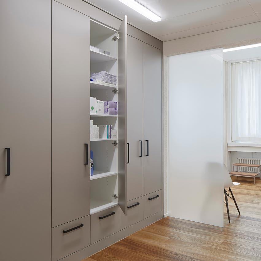Arztpraxis Bern Schrank