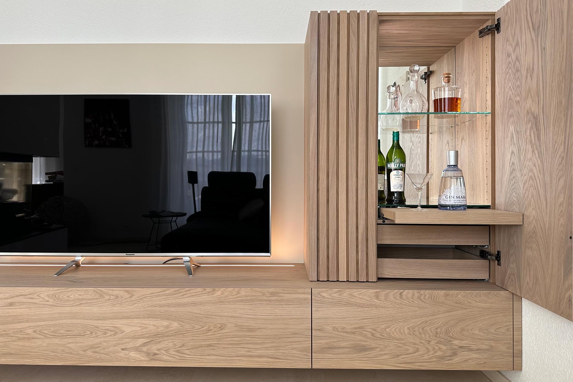 TV-Möbel mit Bar