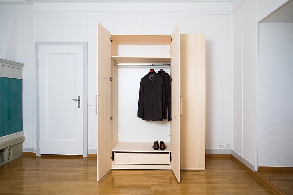 Kleiderschrank Fichte Massivholz geöffnet