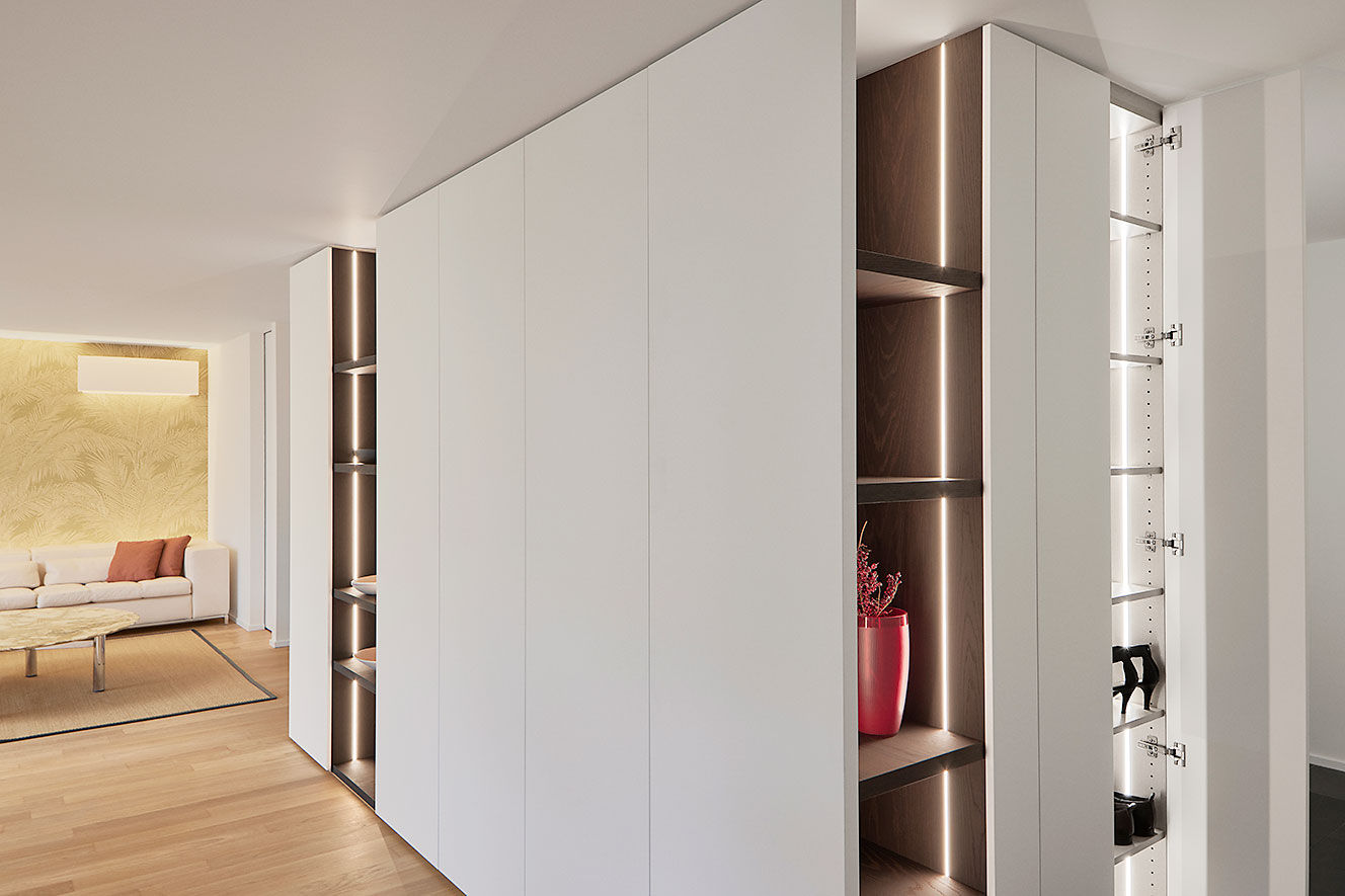 Raumtrenner mit stimmungsvoller LED-Beleuchtung Seitenansicht Schrank offen